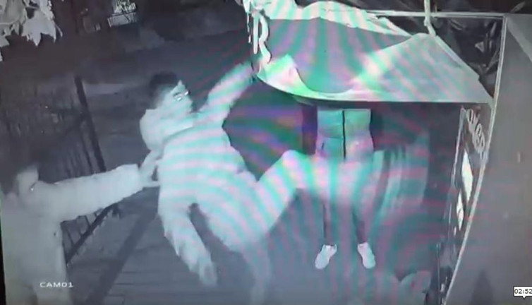 Çalıştıramadıkları boks makinesine saldırdılar