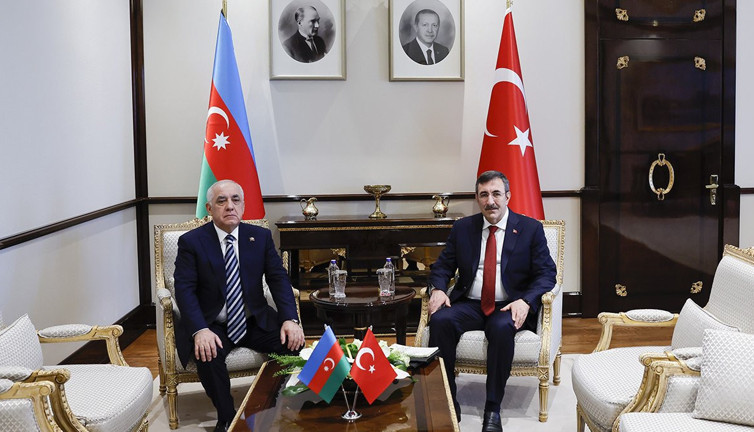 Cumhurbaşkanı Yardımcısı Yılmaz Azerbaycan Başbakanı Asadov ile görüştü