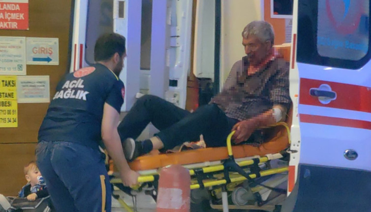 Kırdığı alkol şişesi ile arkadaşının boğazını kesti