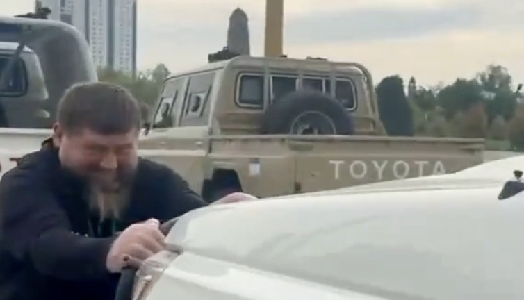 Ramazan Kadirov'un sadece ellerini kullanarak cip çektiği iddia edilen video gündem oldu