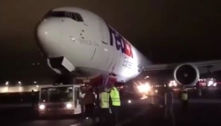 İstanbul Havalimanı'na gövde üzeri iniş yapan uçak pistten çekildi