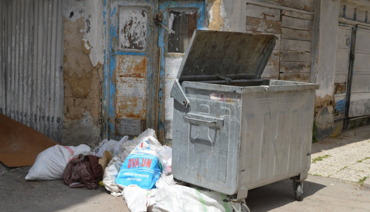 Çöpler çöpe değil yanına attılar