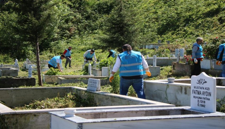 Cezalarını camileri ve mezarlıkları temizleyerek çekiyorlar