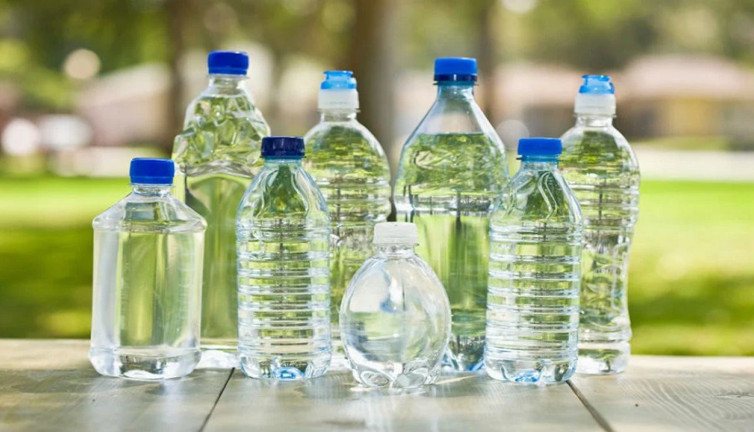 Pet şişelerden su içmek sağlıklı mı? Aman dikkat