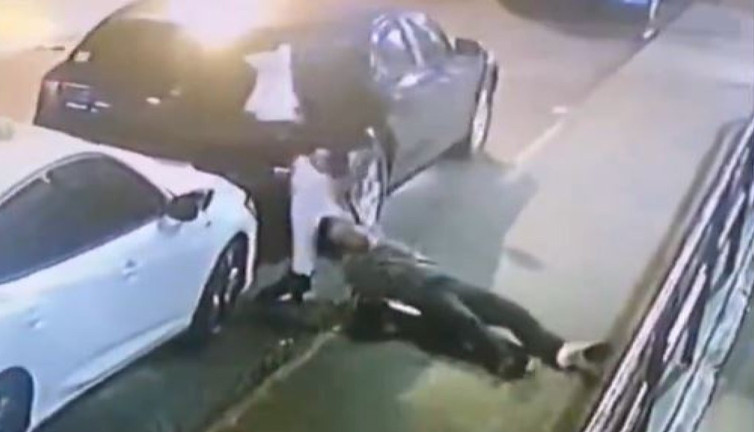 Kayışını kement yapıp yakaladığı kadına tecavüz etti. Kadını yerde sürükleyerek 2 aracın arasına soktu