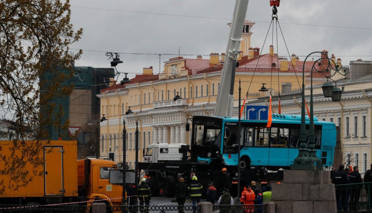 Otobüs nehre uçtu: 7 ölü