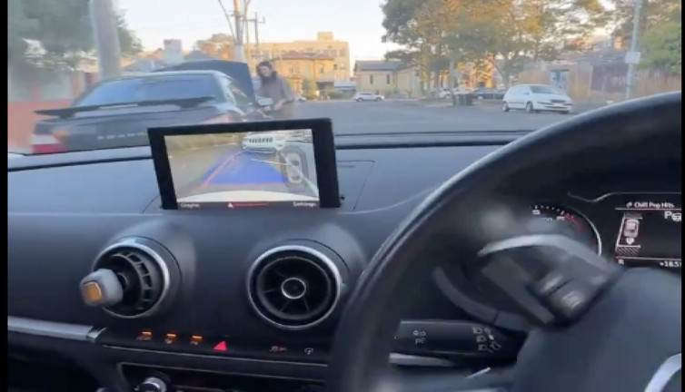 Aracında otomatik parkı denerken kaza yaptı