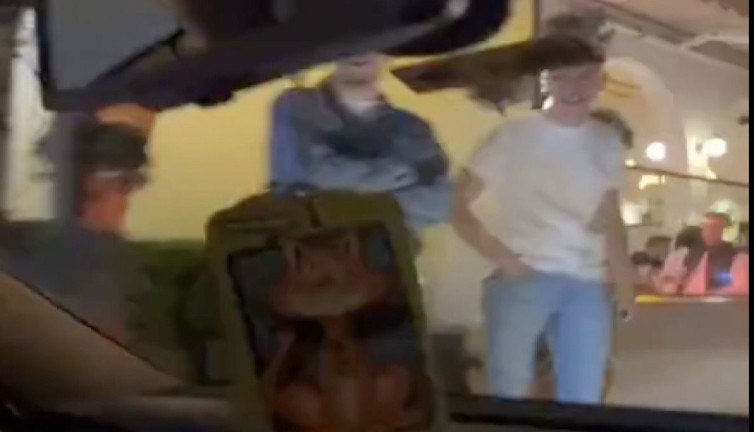 Bu sefer kızlar arabayla erkek arkadaşlarını aldı: "Artık sıra bize geldi"