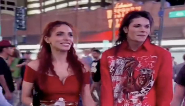 Michael Jackson'a benzeyen kişinin Michael Jackson dansı yapan dansçıyı izlediği anlar viral oldu