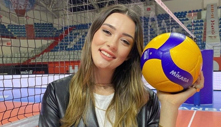 Zehra Güneş derin dekolteli mavi elbisesiyle göğsünü gere gere poz verdi. Hayranları kendinden geçti