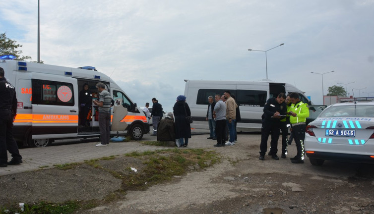 Tekstil işçilerini taşıyan servis minibüsü kaza yaptı: 10 yaralı