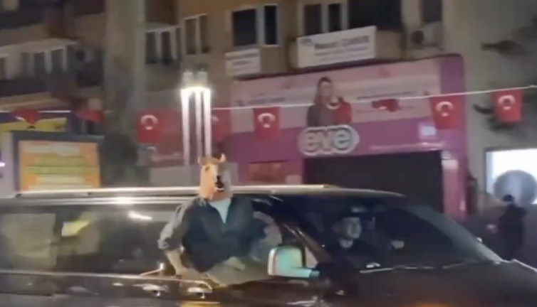 İzmit'te gencin yaptığı 'At kafasıyla' at taklidi güldürdü