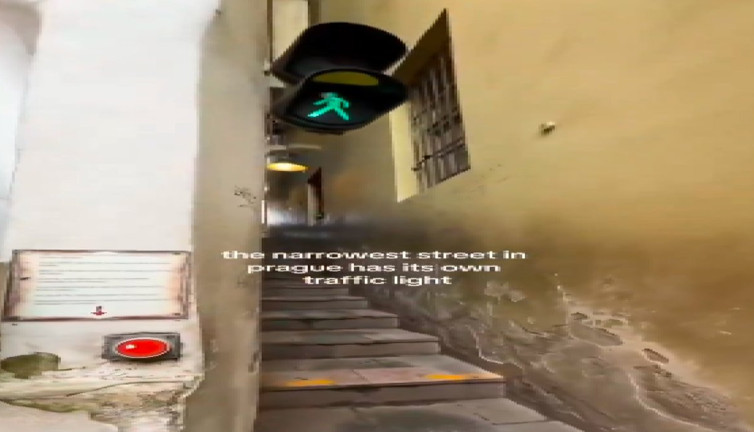 70 santimetre genişliğindeki trafik ışıklı cadde turistlerin ilgisini çekiyor