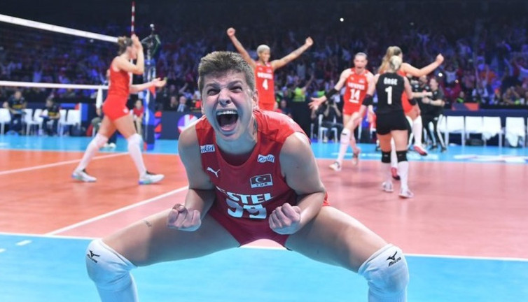 Ebrar Karakurt'un gelecek sezon oynayacağı takım belli oldu. Ücreti dudak uçuklattı