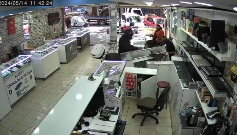 Heyecanlanıp gaz kolunu bırakmayan sürücü motoruyla dükkana daldı