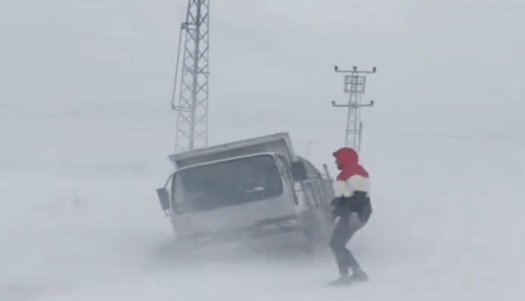 Mayıs ortasında Ardahan'da tipi