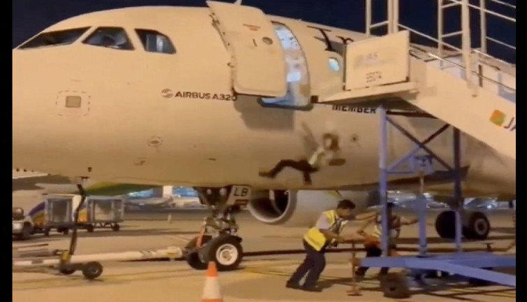 Uçaktan inerken merdiven çekilince uçuş görevlisi yere düştü