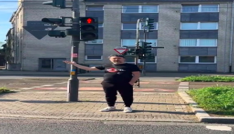 Almanya'da boş yolda yaya ışığı bekleyen Türk Vatandaşı: "Kural Bu!"