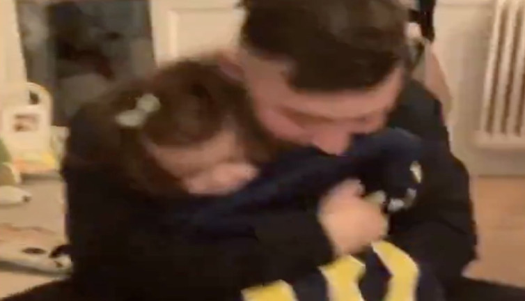 Babası ısrarla Fenerbahçe forması giydirmeye çalışan küçük kız ağladı