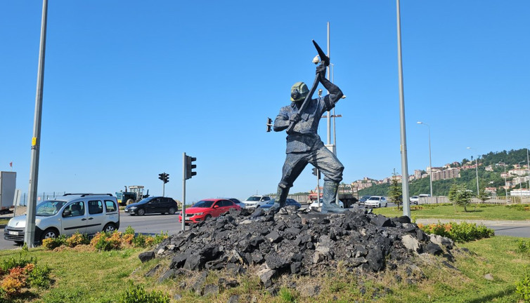 Boyamasıyla tepki çeken madenci heykelinin boyaları kazındı (17 Mayıs 2024)