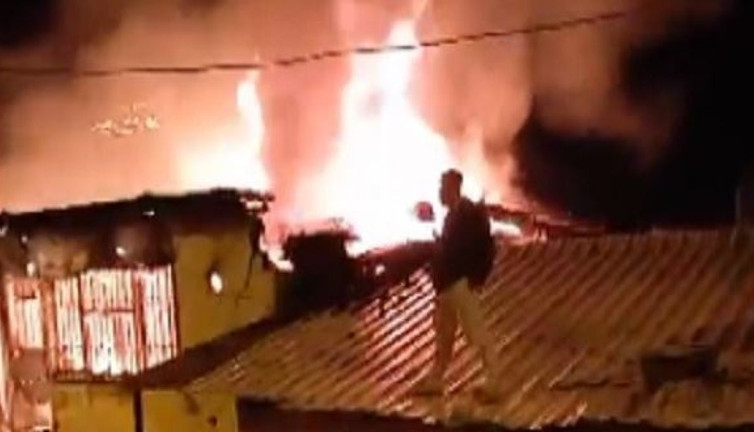 Prize takılı şarj aleti evi yaktı