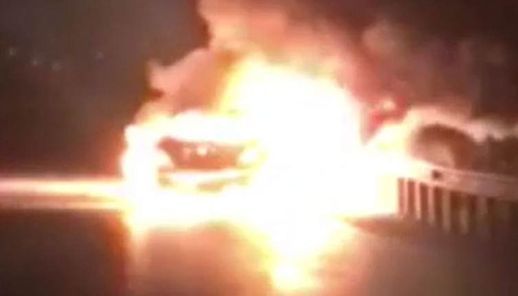 Ters yön kazası. Araçlar cayır cayır yandı