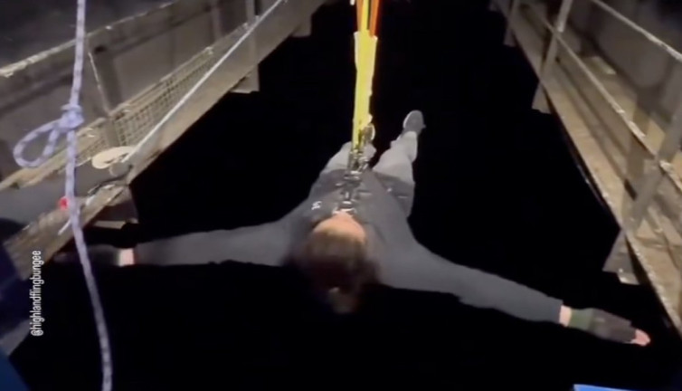 Gece zifiri karanlıkta bungee jumping yapmak ister misiniz