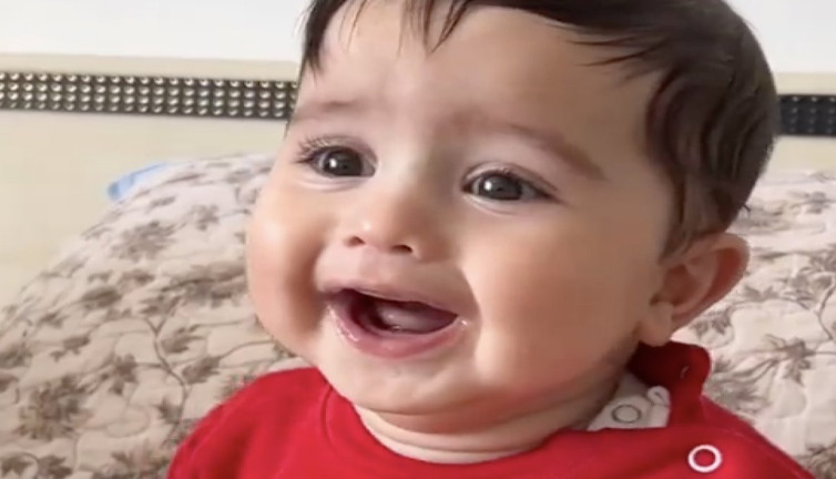 Galatasaraylı küçük çocuğun kahkahası izleyenleri de güldürdü