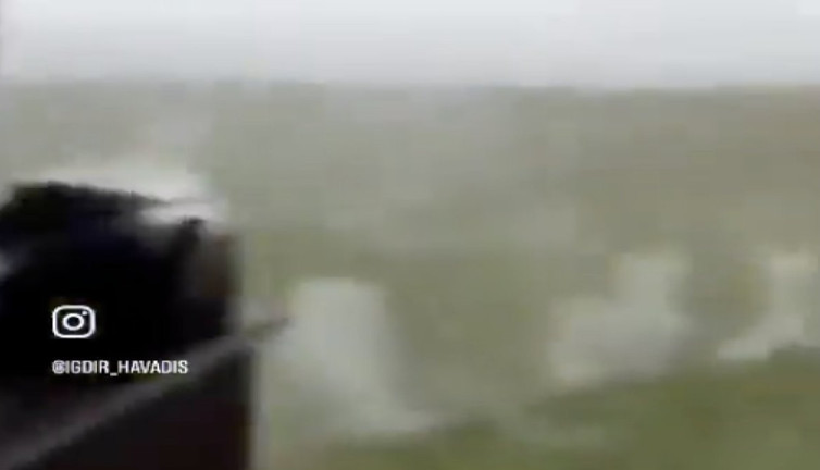 Yağmurdan kaçarken neredeyse yıldırıma yakalanıyorlardı