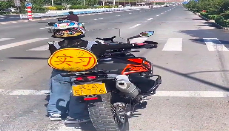 Kısa boylu kadının ışıklarda motorunu tutma şekli güldürdü