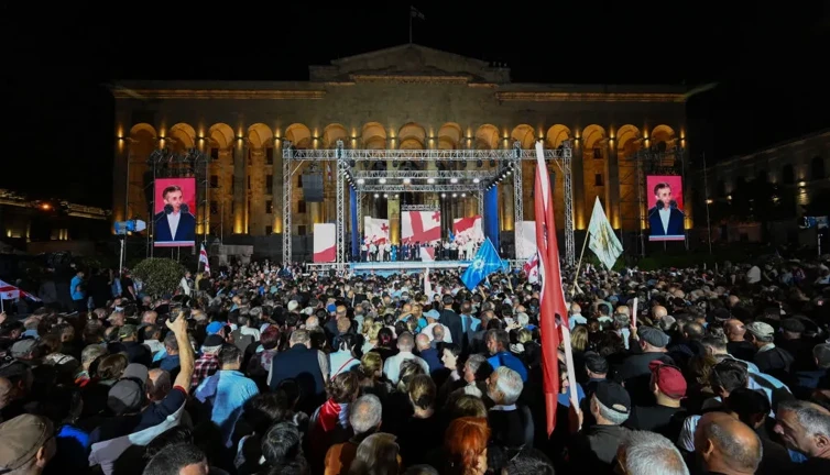Gürcistan'daki iktidar partisi veto edilen yasa için son kozunu oynayacak