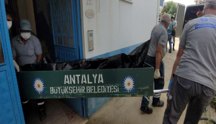 Ev sahibi koklayarak kiracısının ölümünü ortaya çıkardı