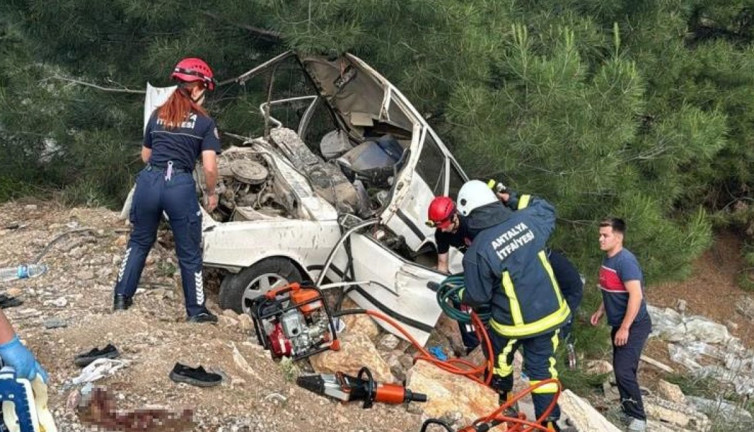 Antalya’da otomobil uçuruma yuvarlandı: 1 ölü, 3 yaralı