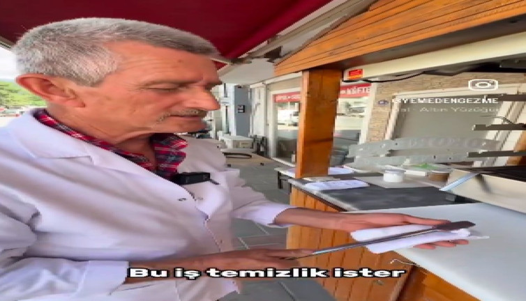 Kokoreç ustasının titizliği beğeni topladı