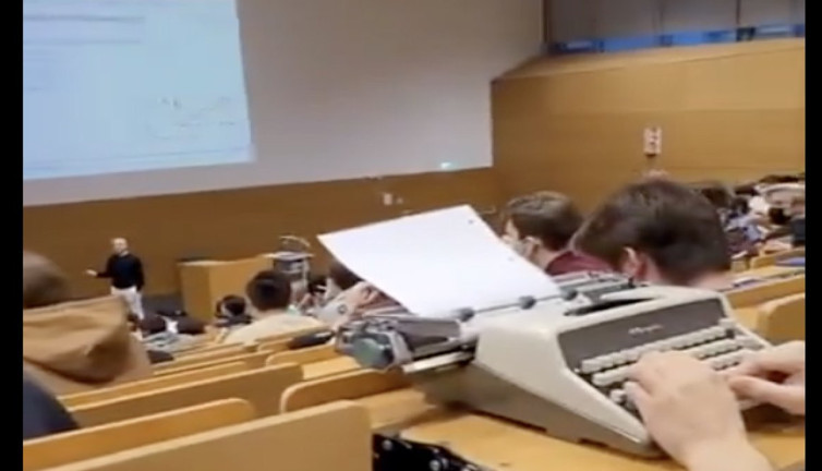 Laptop yasaklanınca daktilo ile okula gitti