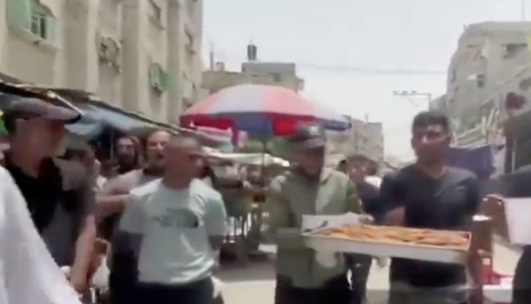 Gazze'de Reisi'nin ölümüne sevinen Filistinliler tatlı dağıttı