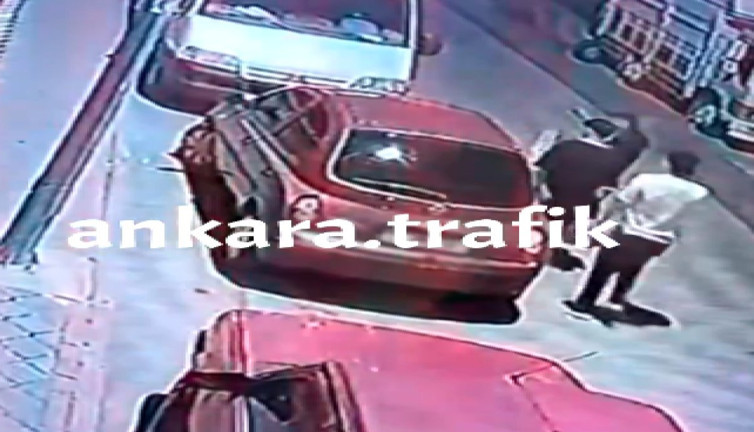 Park halindeki aracın camını kırdı