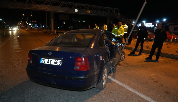 Refüje çarpan otomobil metrelerce sürüklendi: 2 yaralı