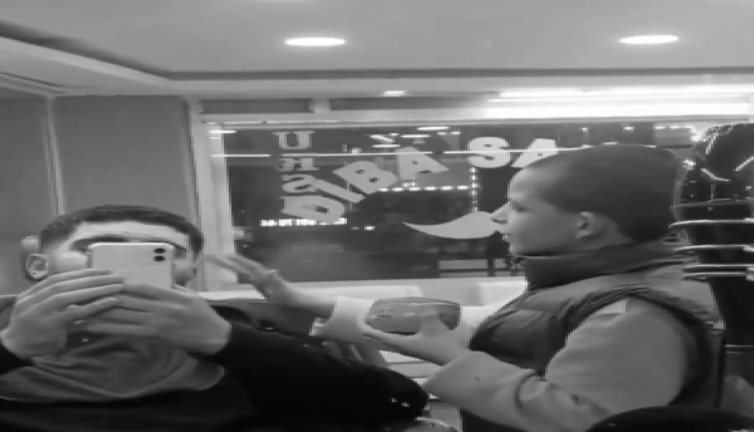 Berber çırağının türkü söylediği anlar yürekleri dağladı