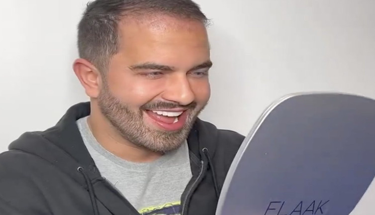 Operasyonla göz rengini kahverengiden maviye dönüştürdü