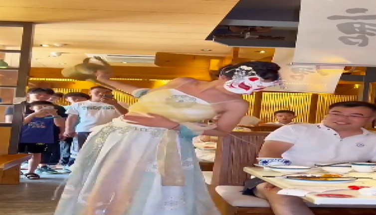 Patenli performans: Çin restoranının çay sunumu müşterileri büyüledi!