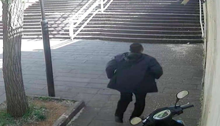 Vatandaştan anlamlı hareket: Şehitliğin kapısını öptü