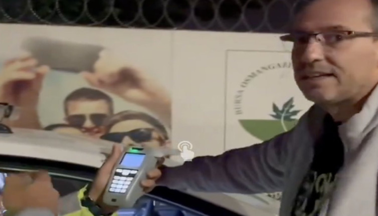 Alkollü sürücü polise yakalandı: "Gözünü seveyim üfletme. Kardeşine kıyak yap ya"