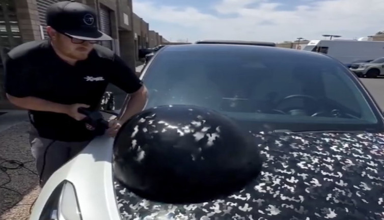 Tesla aracının boya koruma filminin çıkarılma anları
