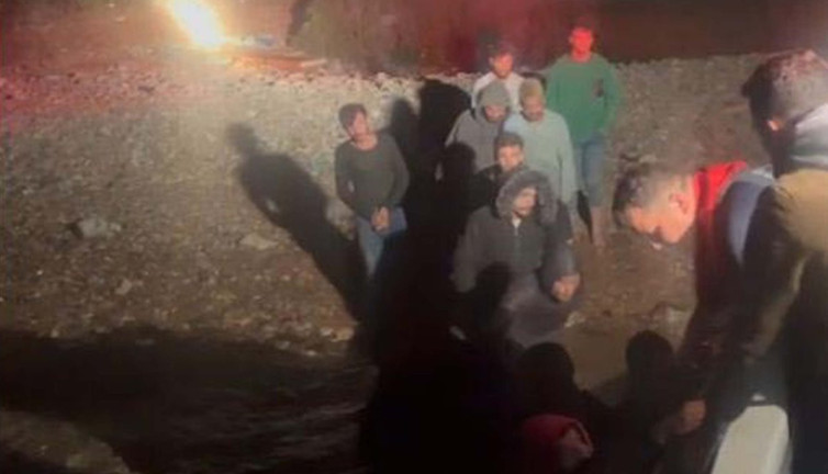 17 kaçak göçmen kurtarıldı