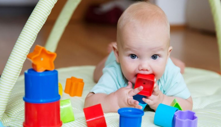 Anne ve babalar bebeğiniz her şeyi ağzına götürüyorsa aman dikkat!