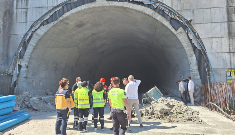 Tünel inşaatında iskele çöktü