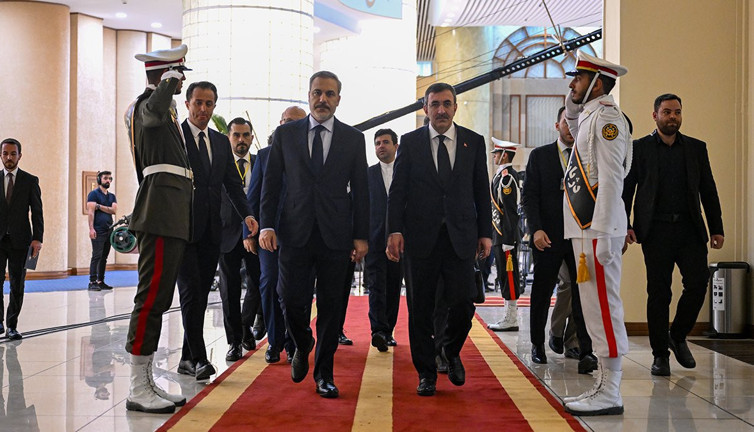 Cumhurbaşkanı Yardımcısı Yılmaz ile Dışişleri Bakanı Fidan Reisi'nin taziyesine katıldı