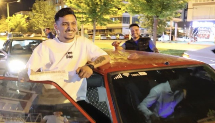 Üçüncü kez ehliyetsiz yakalanan genç bir de poz verdi