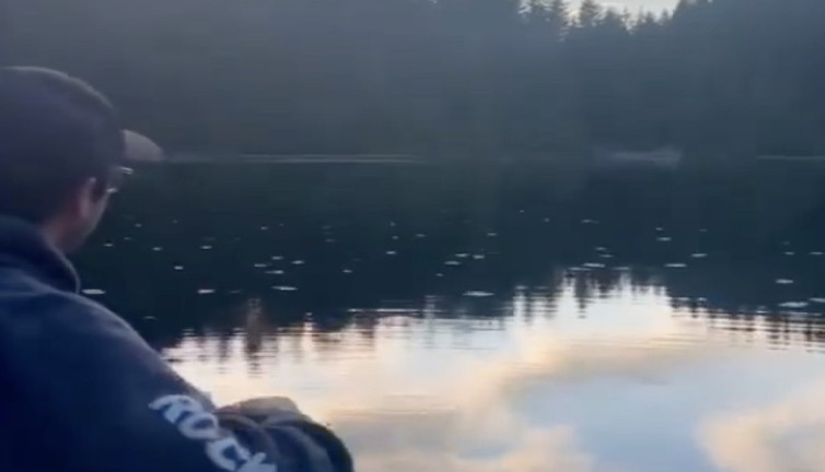 Çaldığı gitarla balıkların yerini tespit etti